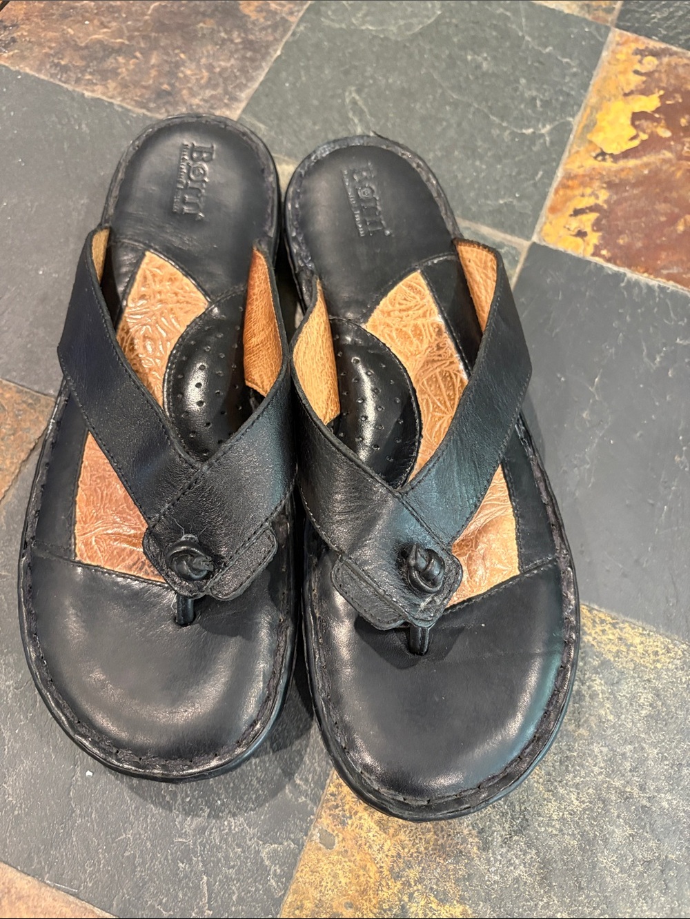 Born Black and Tan Leather Thong Sandals women’s size 9.